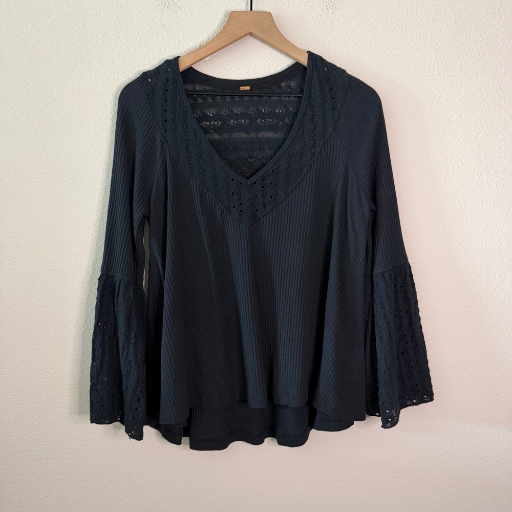 FREE PEOPLE Women Cotton Eyelet Lace Flare Sleeve Top Size Small Boho Goth Indie